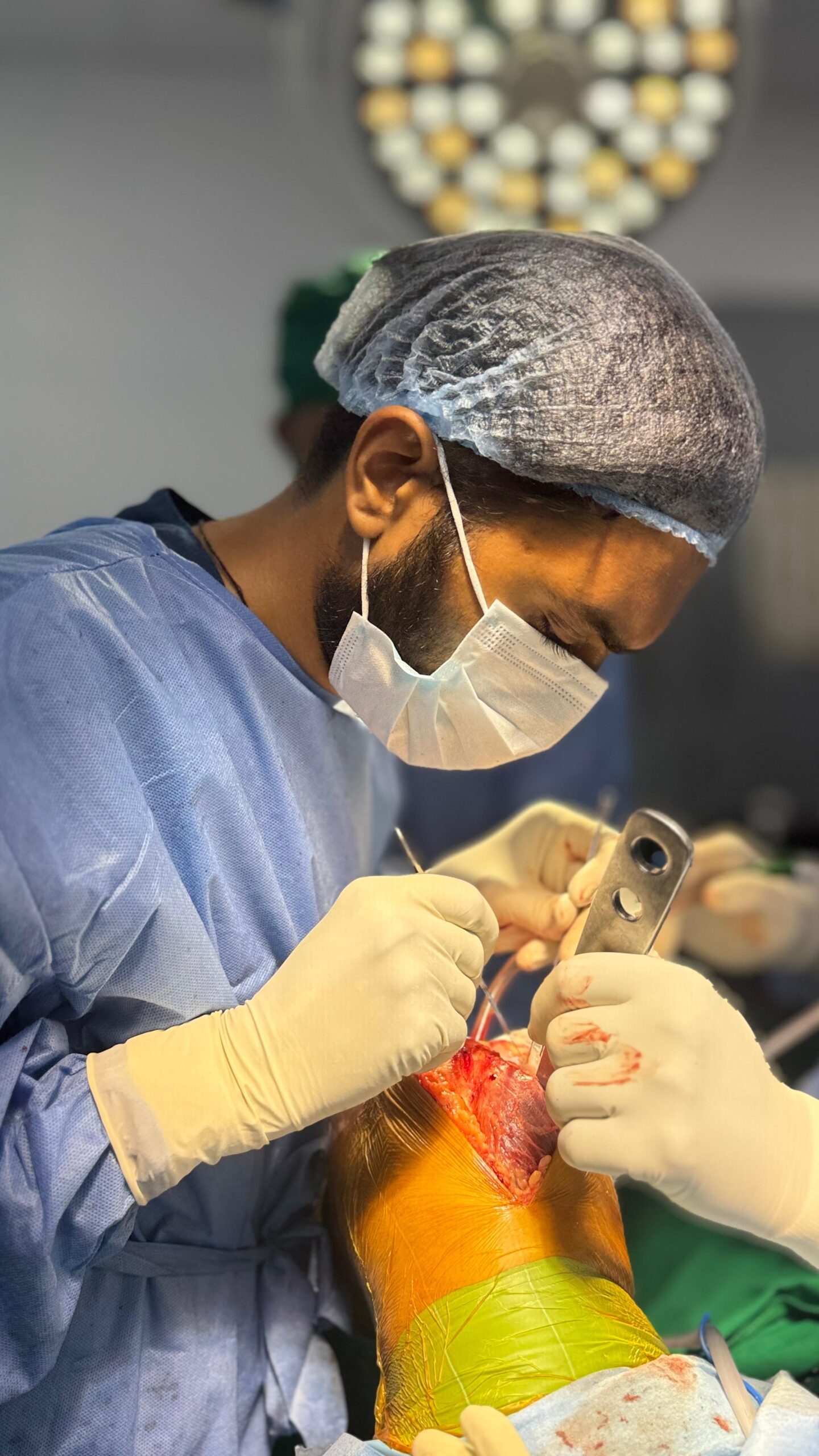 Dr. Donda Performing Knee Replacement Surgery